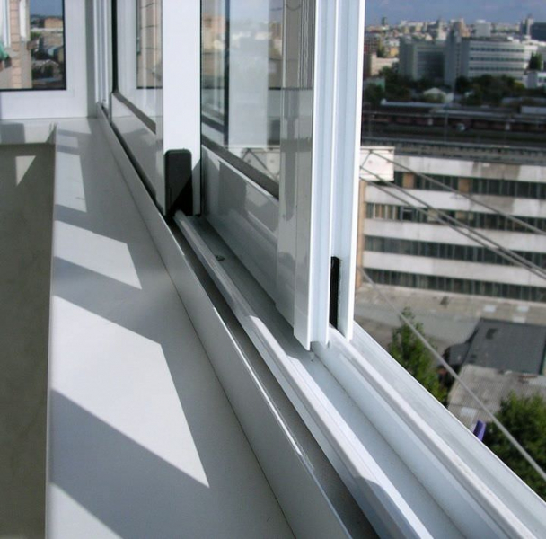			Как происходит алюминиевое остекление балкона		