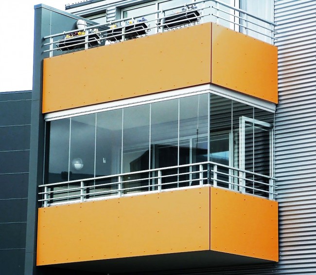 Стильный и современный балкон с остеклением алюминиевым профилем
