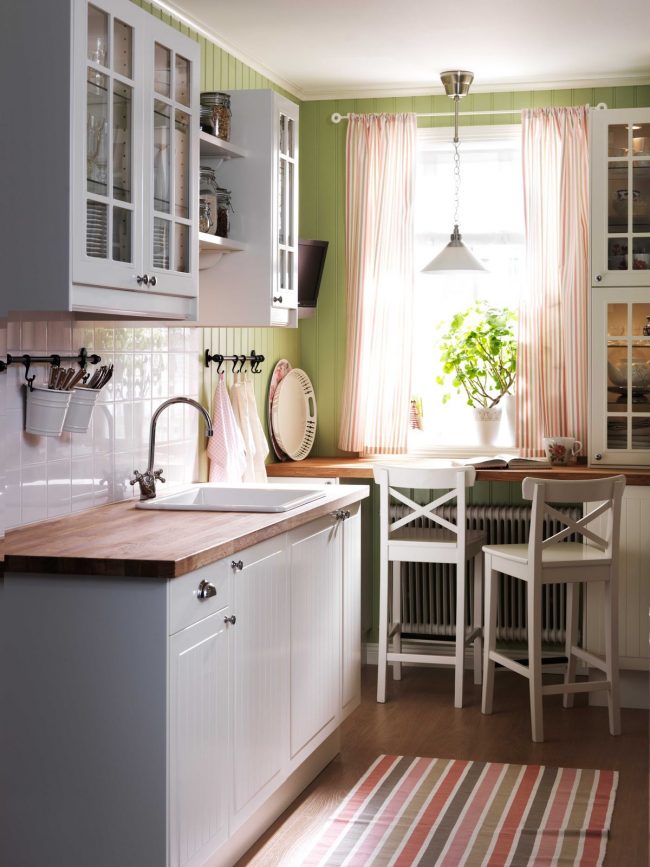 Для экономии пространства на небольшой кухне вы можете оформить подоконник-столешницу как обеденную зону