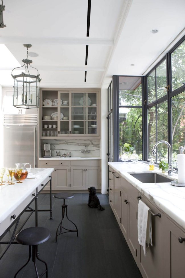 Подоконник-столешница очень гармонично выглядит на кухнях с большими панорамными окнами на всю стену