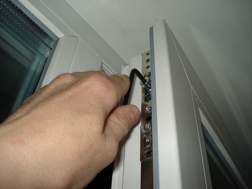 Двухсторонняя ручка на балконную дверь: инструкция по установке
