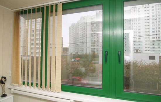 окно из пластика зеленого цвета