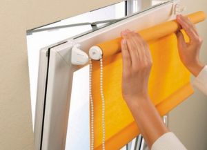 Как закрепить рулонные шторы на пластиковые окна