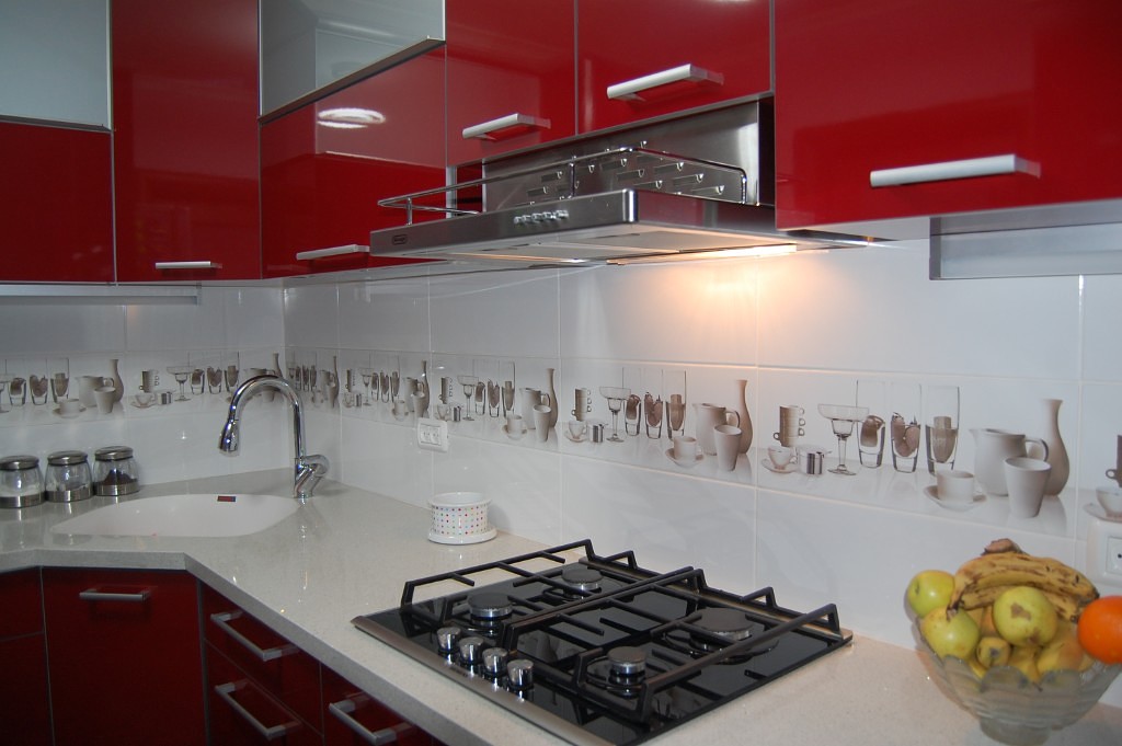 Фасады для кухни в алюминиевых рамках: плюсы, отзывы, фото примеры