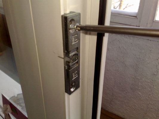 Сделать балконную дверь более надежной и удобной можно при помощи специальной защелки для ПВХ двери