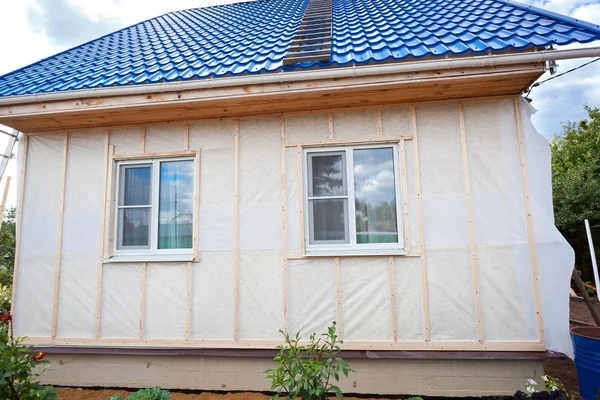Утепление внешних стен в деревянном доме — стоковое фото