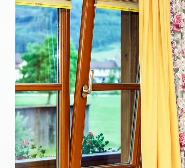 Новые ламинированные коричневые окна вид изнутри — стоковое фото