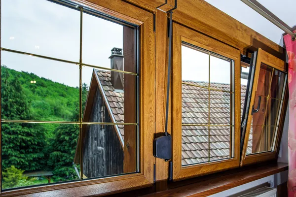 Ламинированные окна ПВХ в villagr доме — стоковое фото
