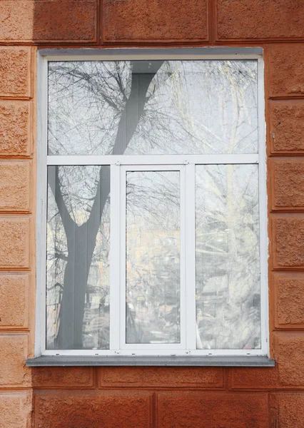 Современное пластмассовое окно — стоковое фото
